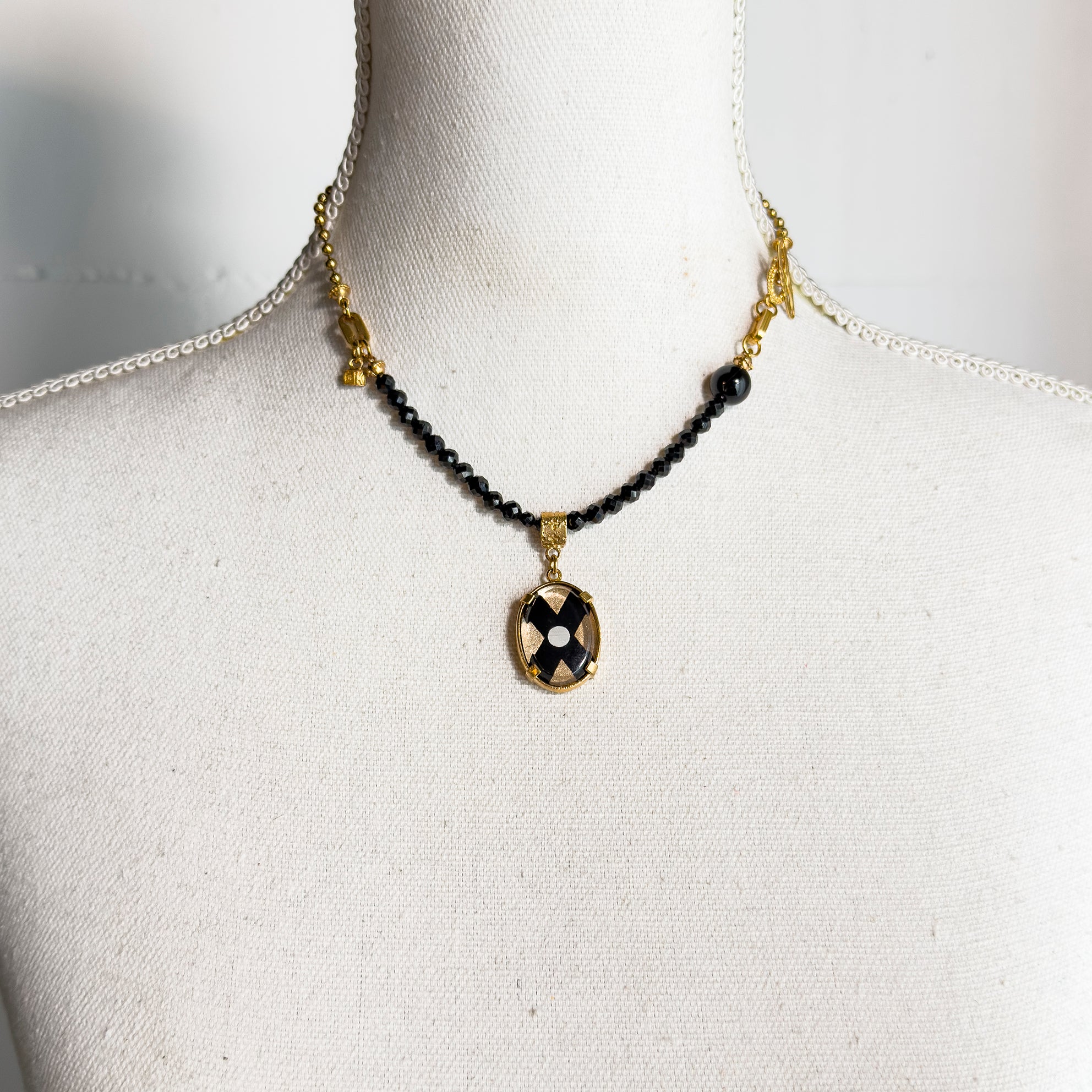 NK 25g26B Intaglio Pendant Black Spinel Necklace