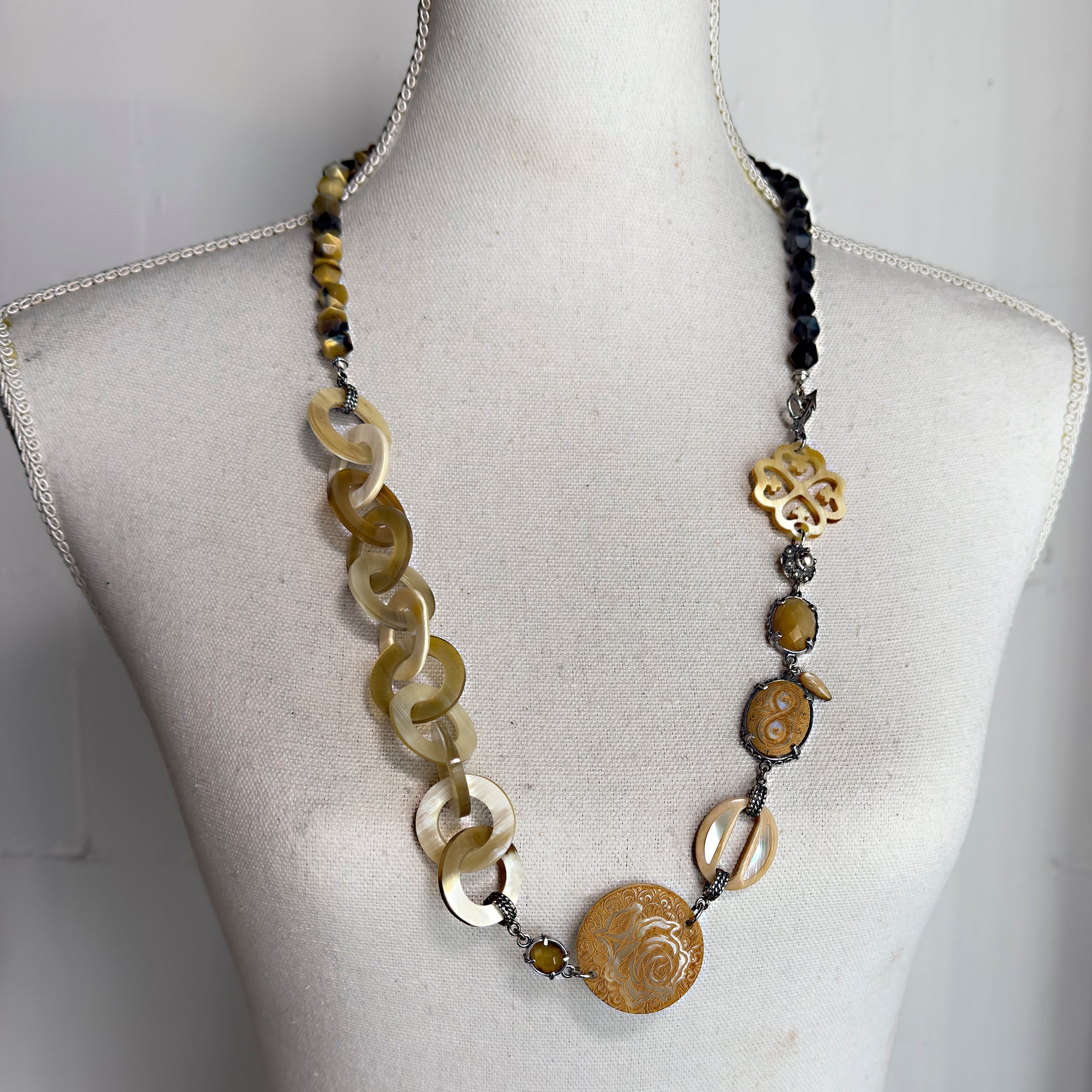 NK 25h01A Beige Symphony of Love necklace