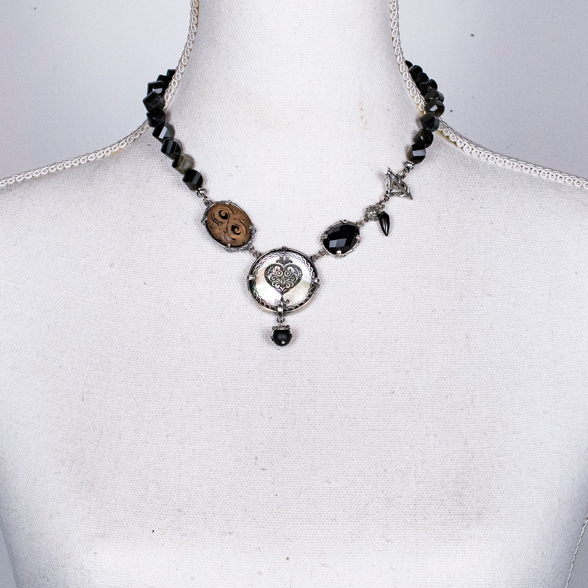 NK 25h02B Dark Devotion necklace