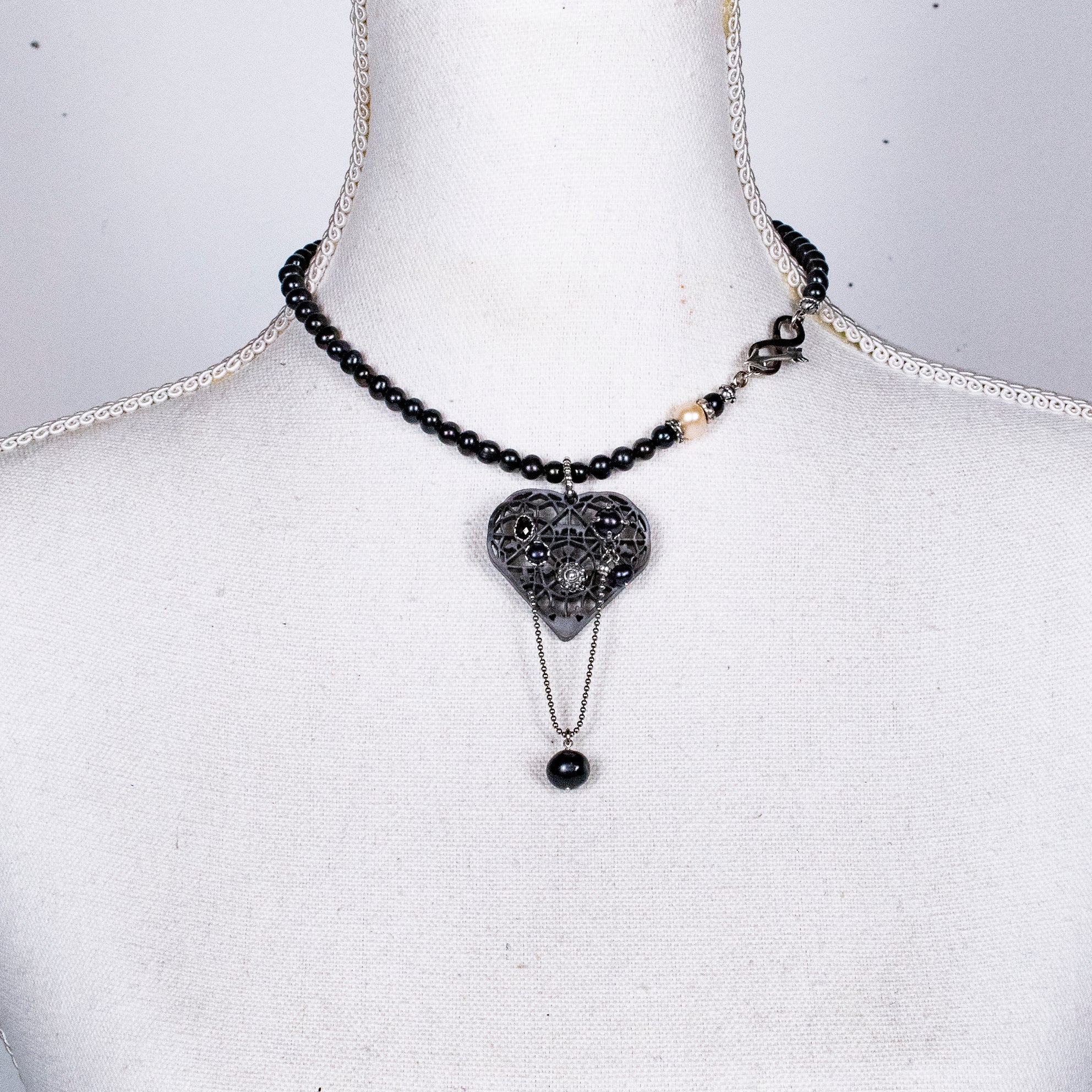 NK 25h04B black Whispering Heart necklace