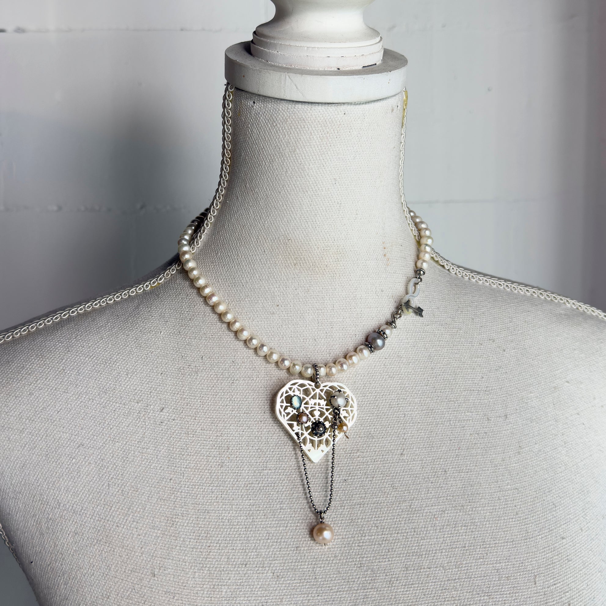 NK 25h04A white Whispering Heart necklace