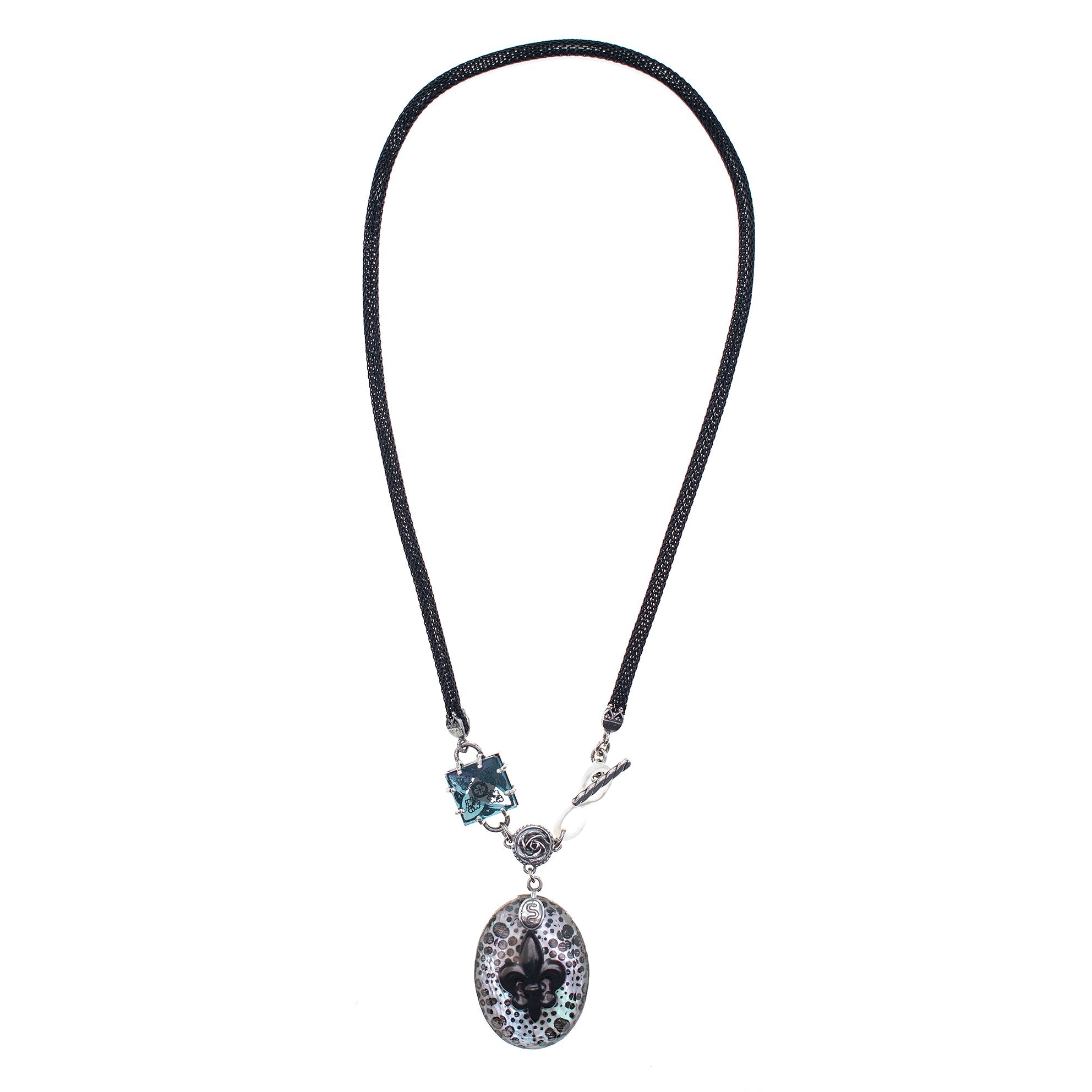 NK 26a03 Fleur-de-Lis Resin Black Mesh Necklace