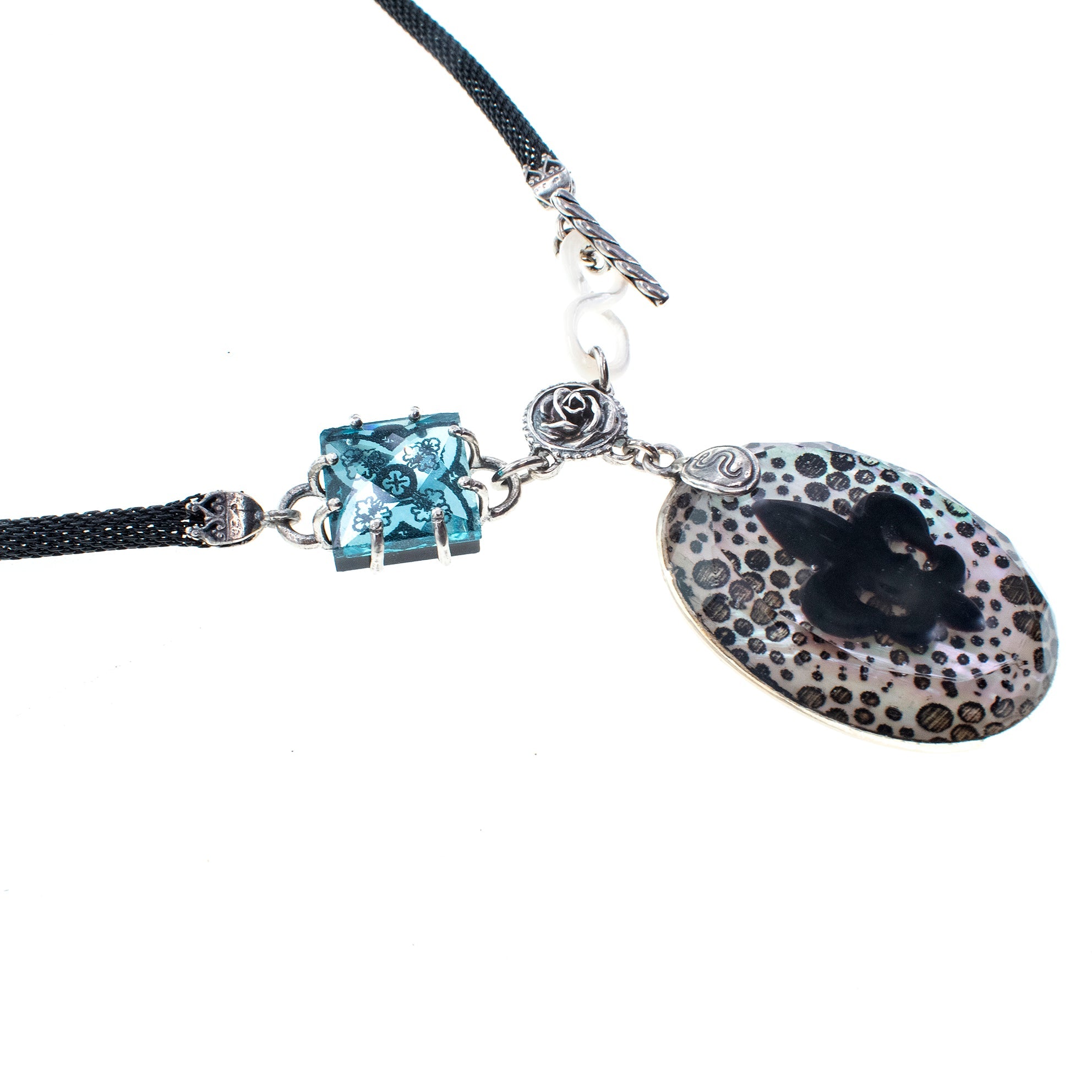 NK 26a03 Fleur-de-Lis Resin Black Mesh Necklace
