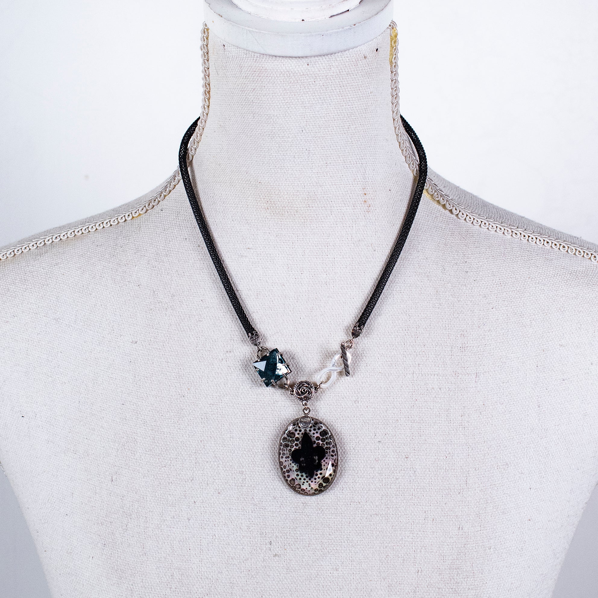 NK 26a03 Fleur-de-Lis Resin Black Mesh Necklace