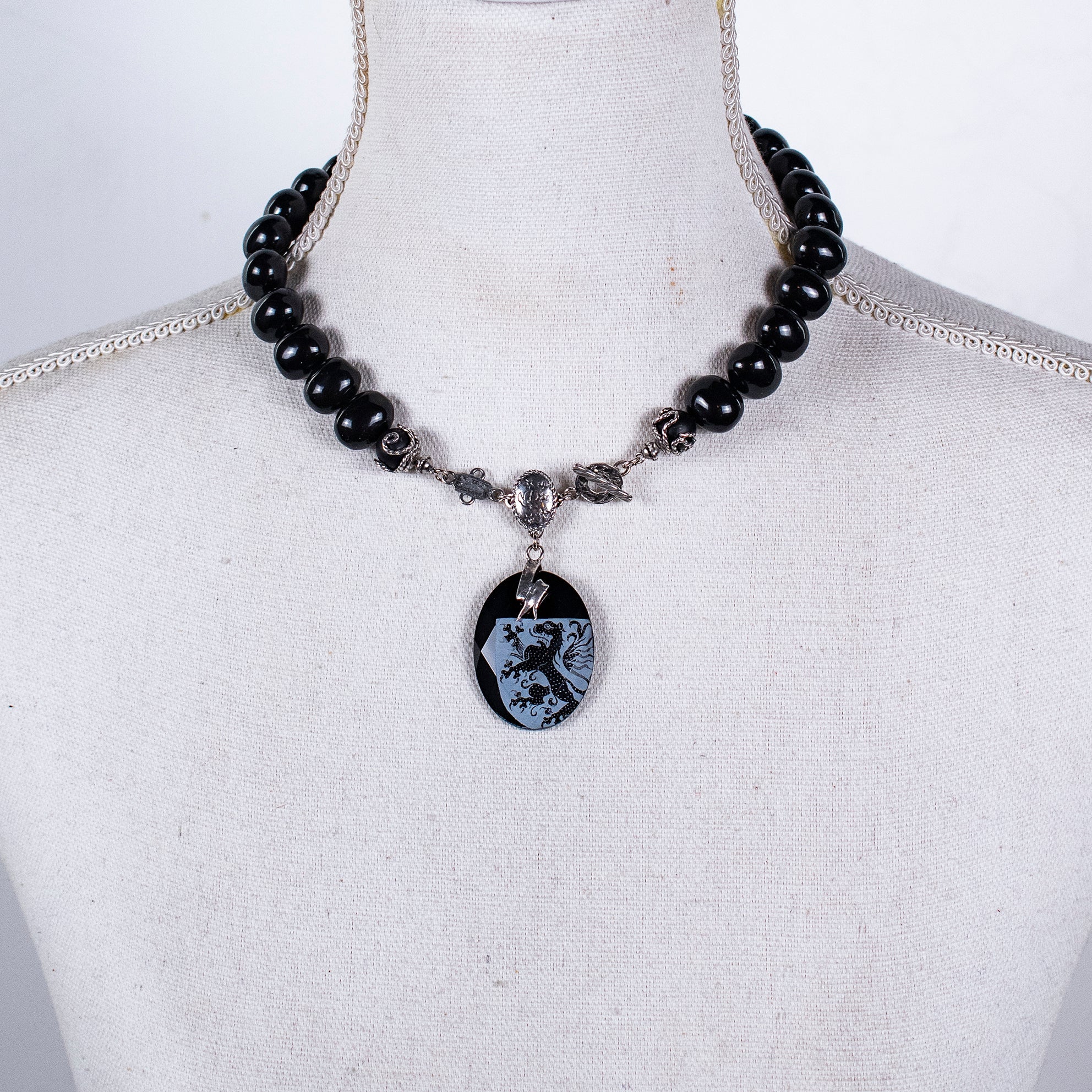 NK 26a06 Black Shell Pearl & Lion Pendant Necklace