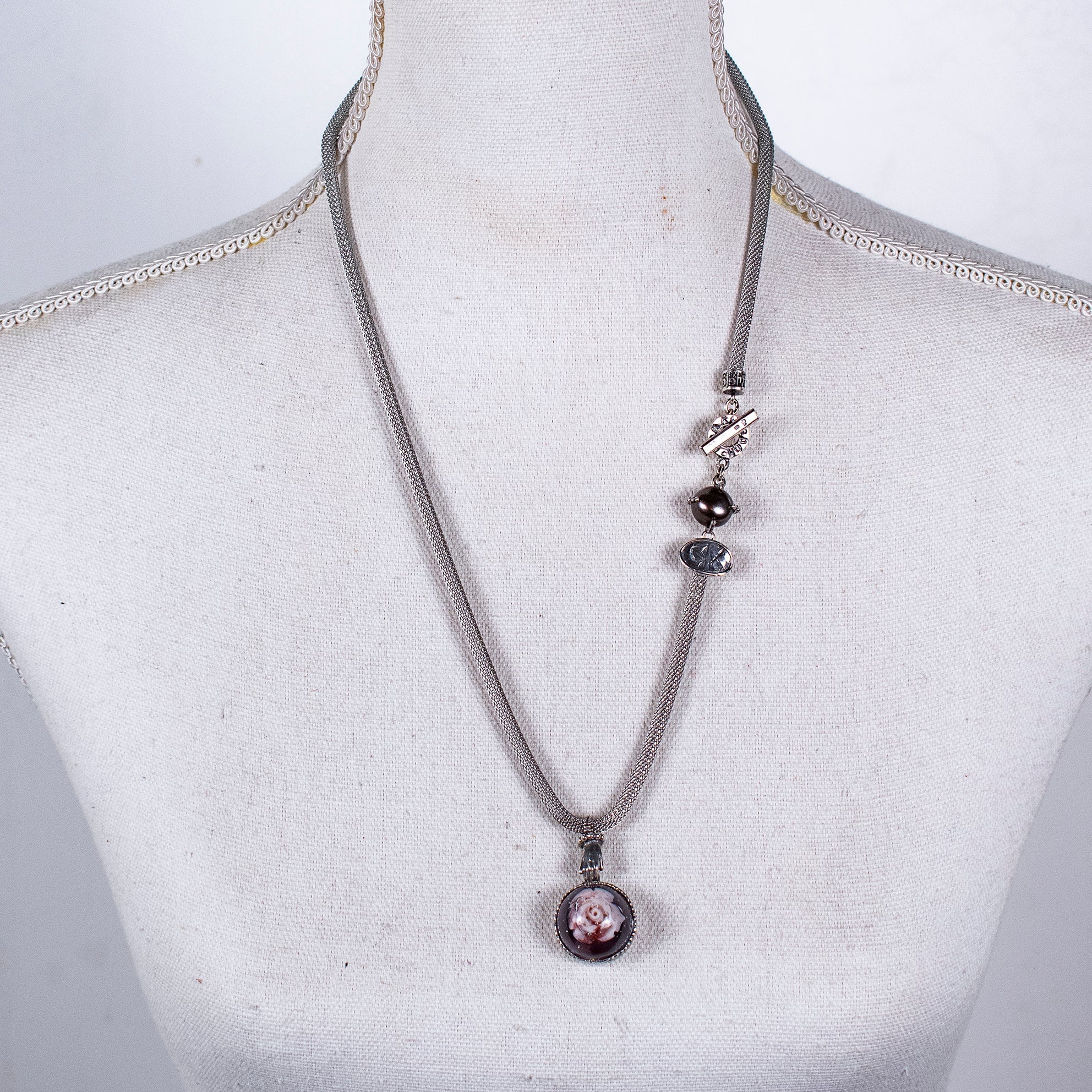 NK 26a16 Resin Rose Mesh Necklace