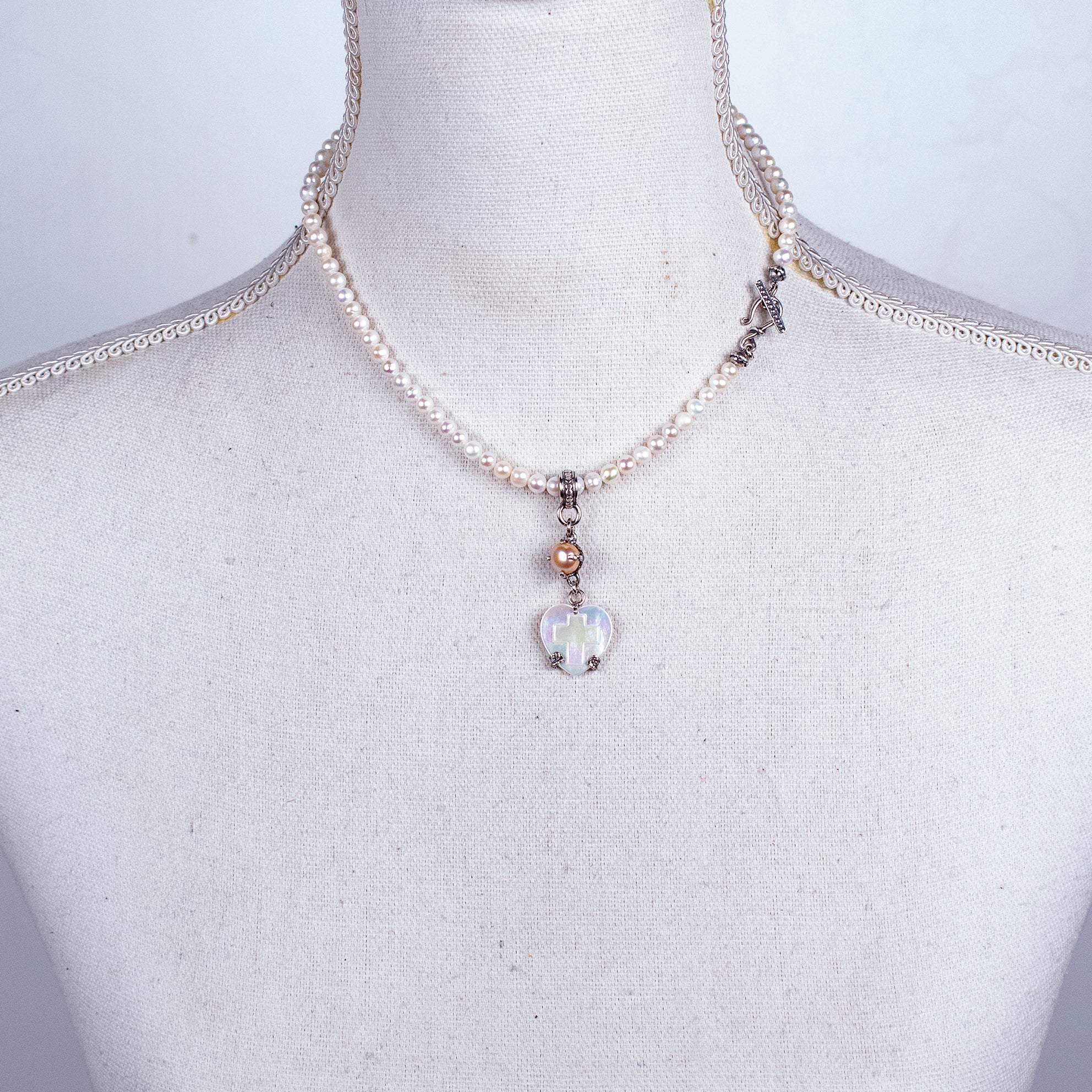 NK 26a18A White Mother of Pearl Heart & Pearl Necklace