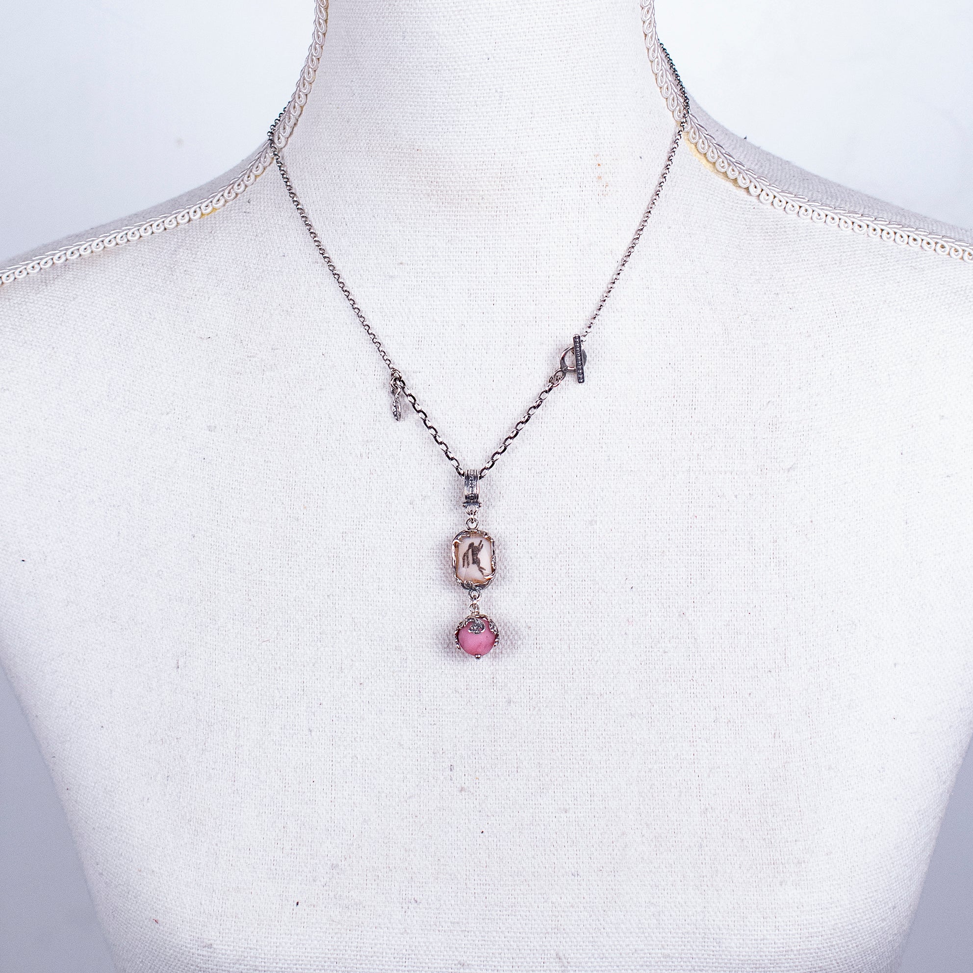 NK 26a19 Pink Vintage Glass Hare Pendant Necklace