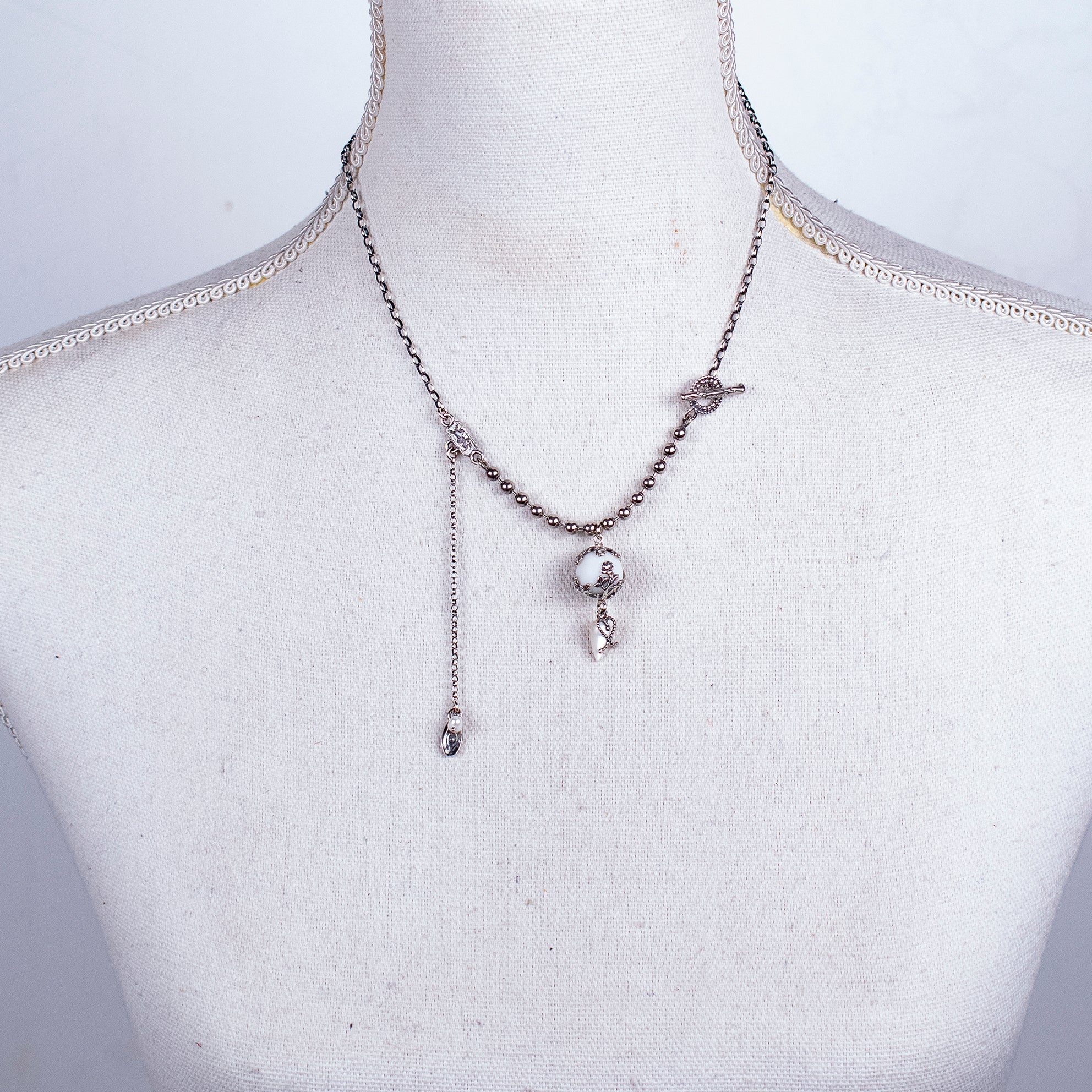 NK 26a22 White Porcelain Pendant Necklace