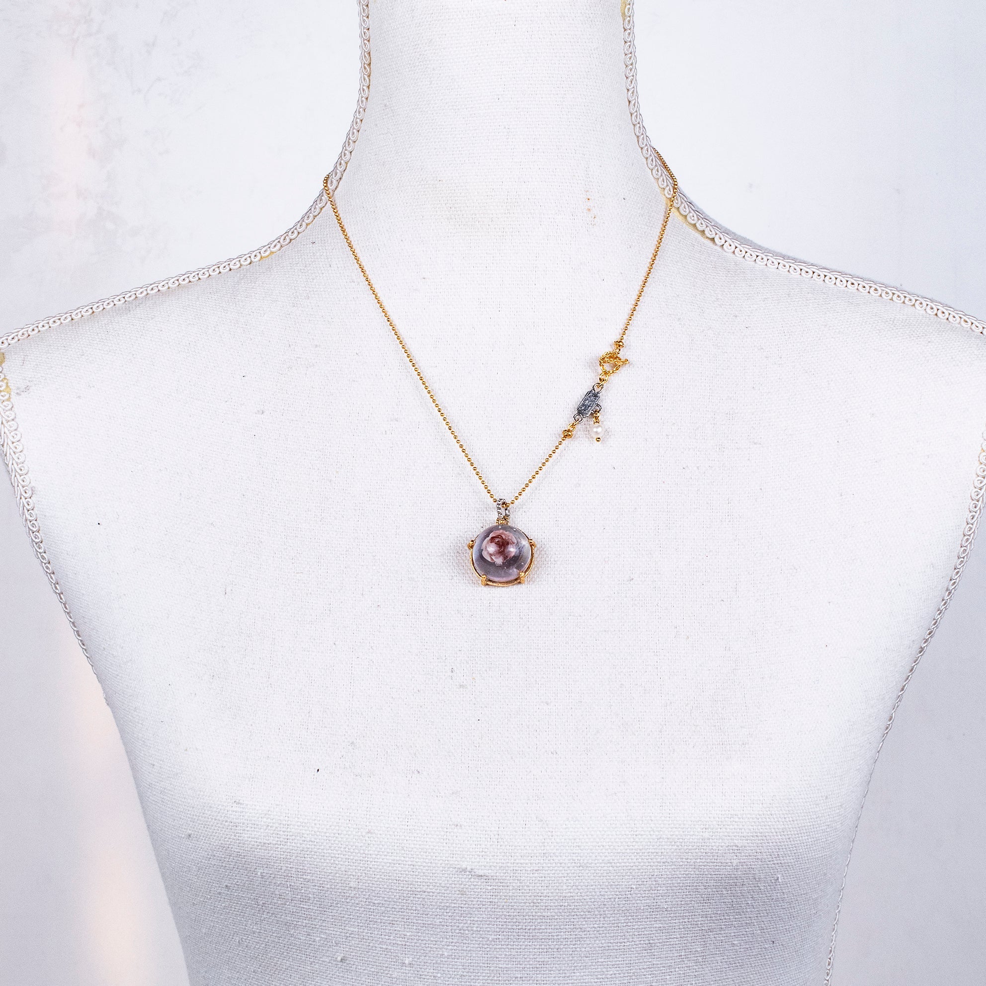 NK 26a26 Gold Necklace Captured Rose