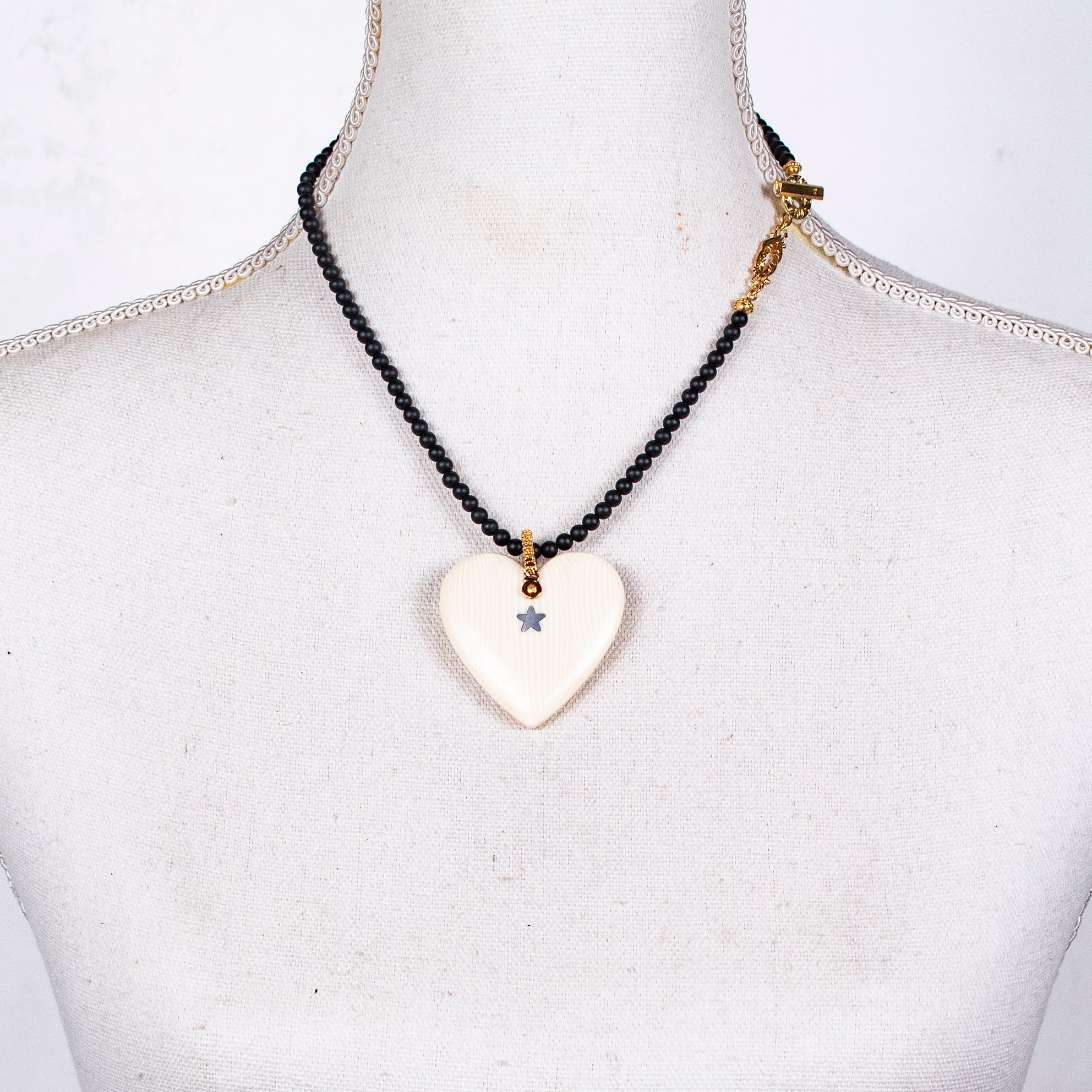 NK 26g07 Onyx bead heart necklace