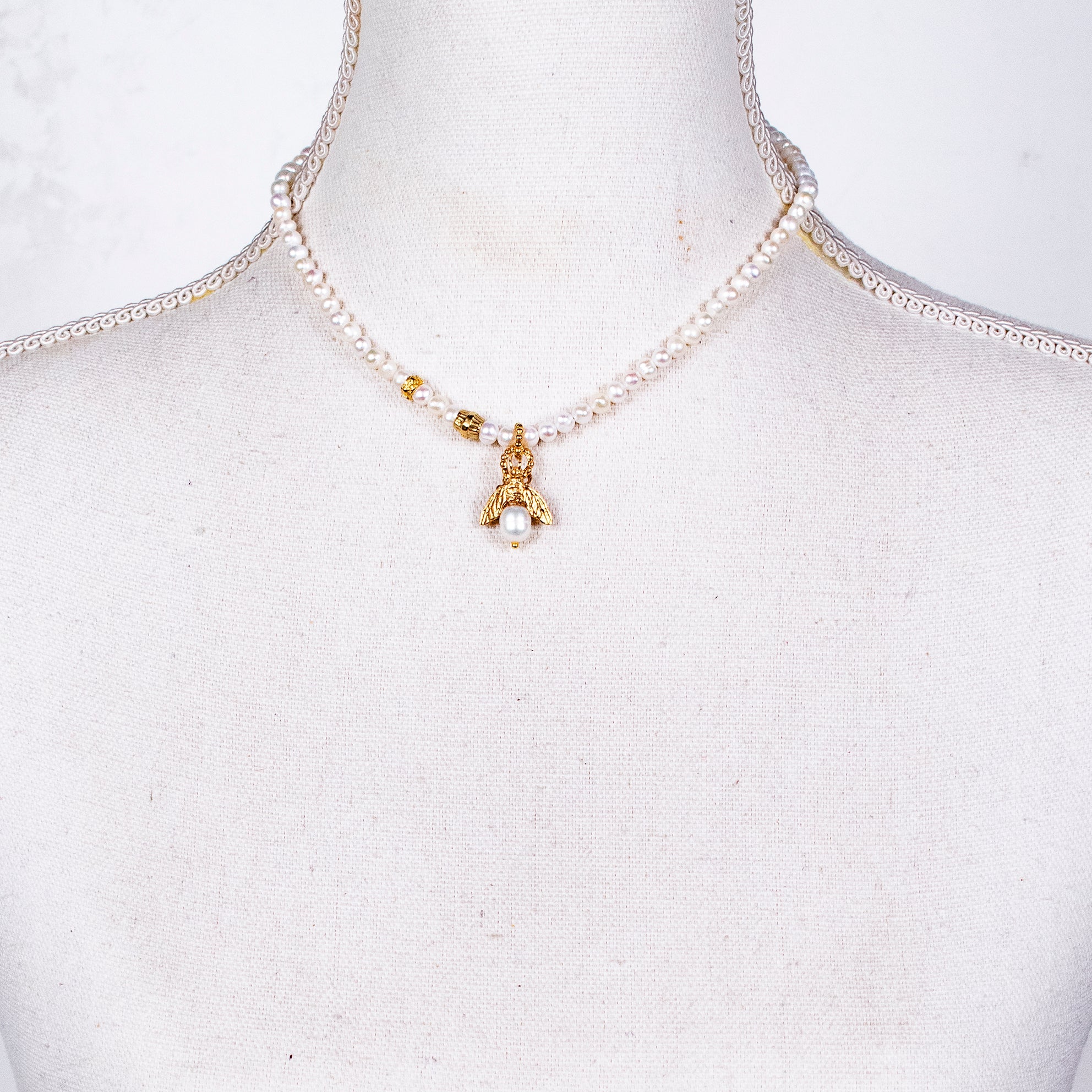 NK 26g09 white pearl "bee my honey" necklace