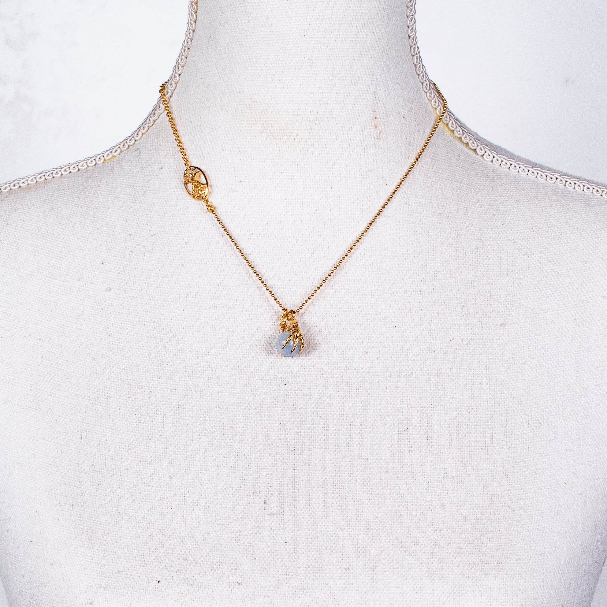 NK 26g10  blue claw charm necklace