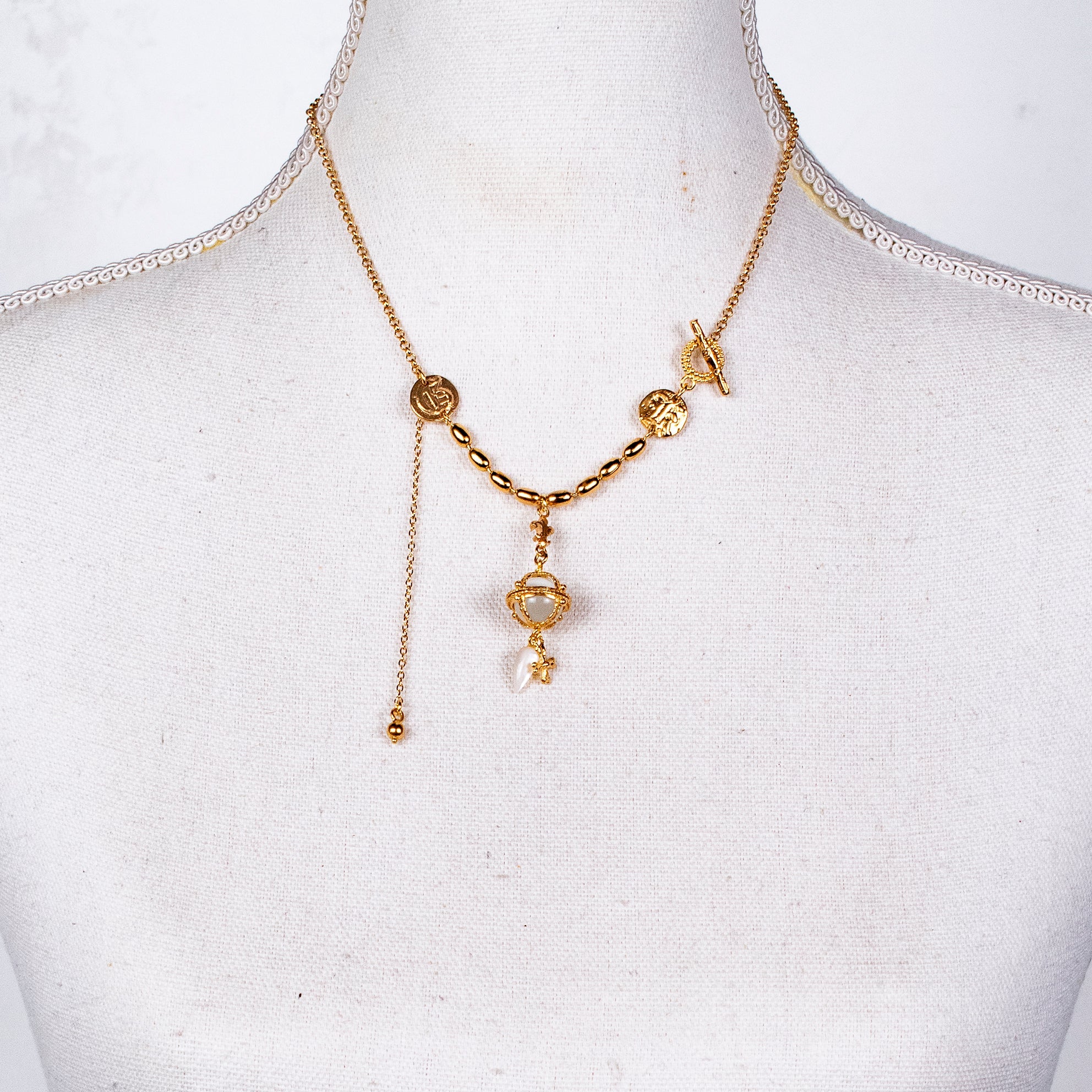 NK 26g12 white royal orb necklace