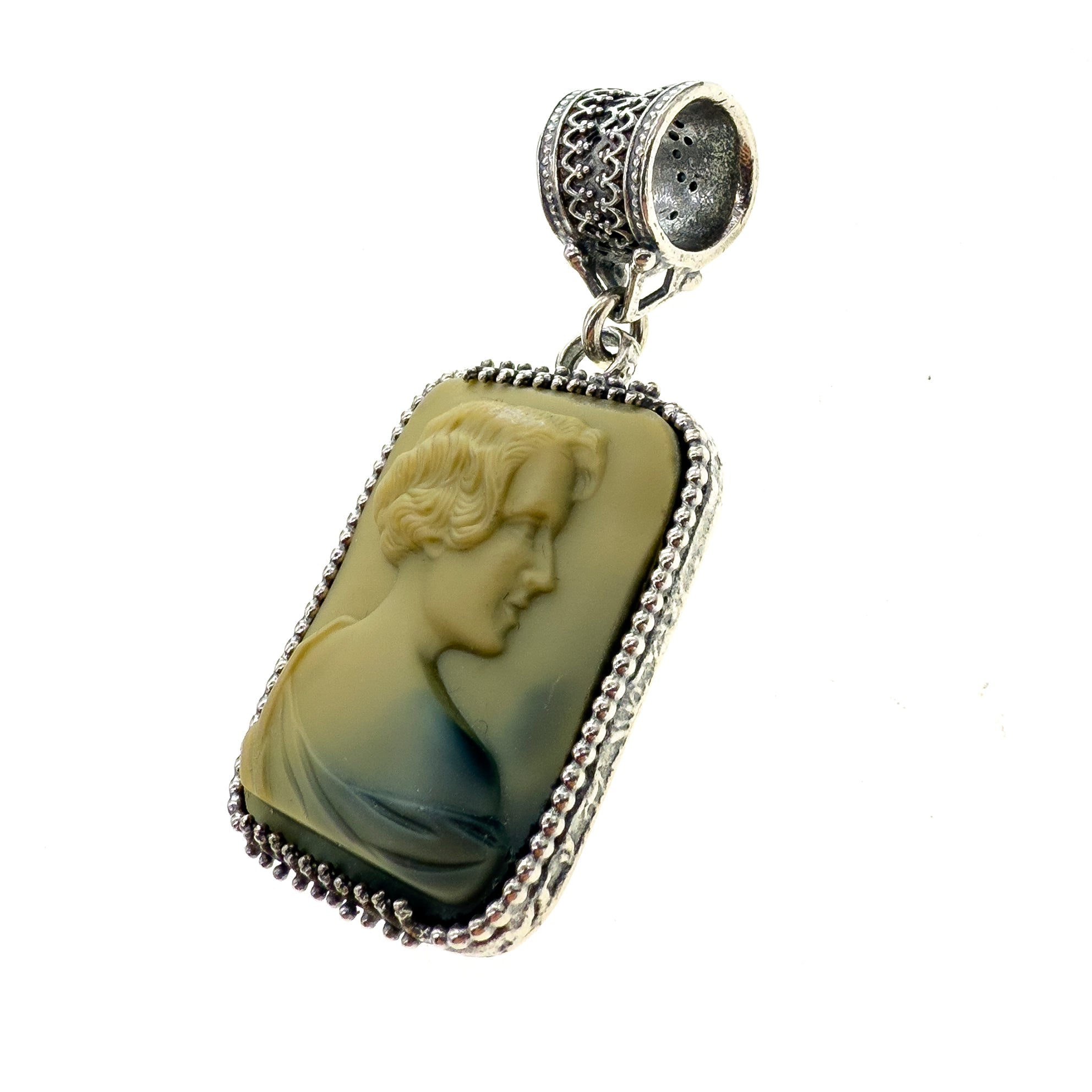 P 25e01A Green Vintage Glass Cameo Pendant