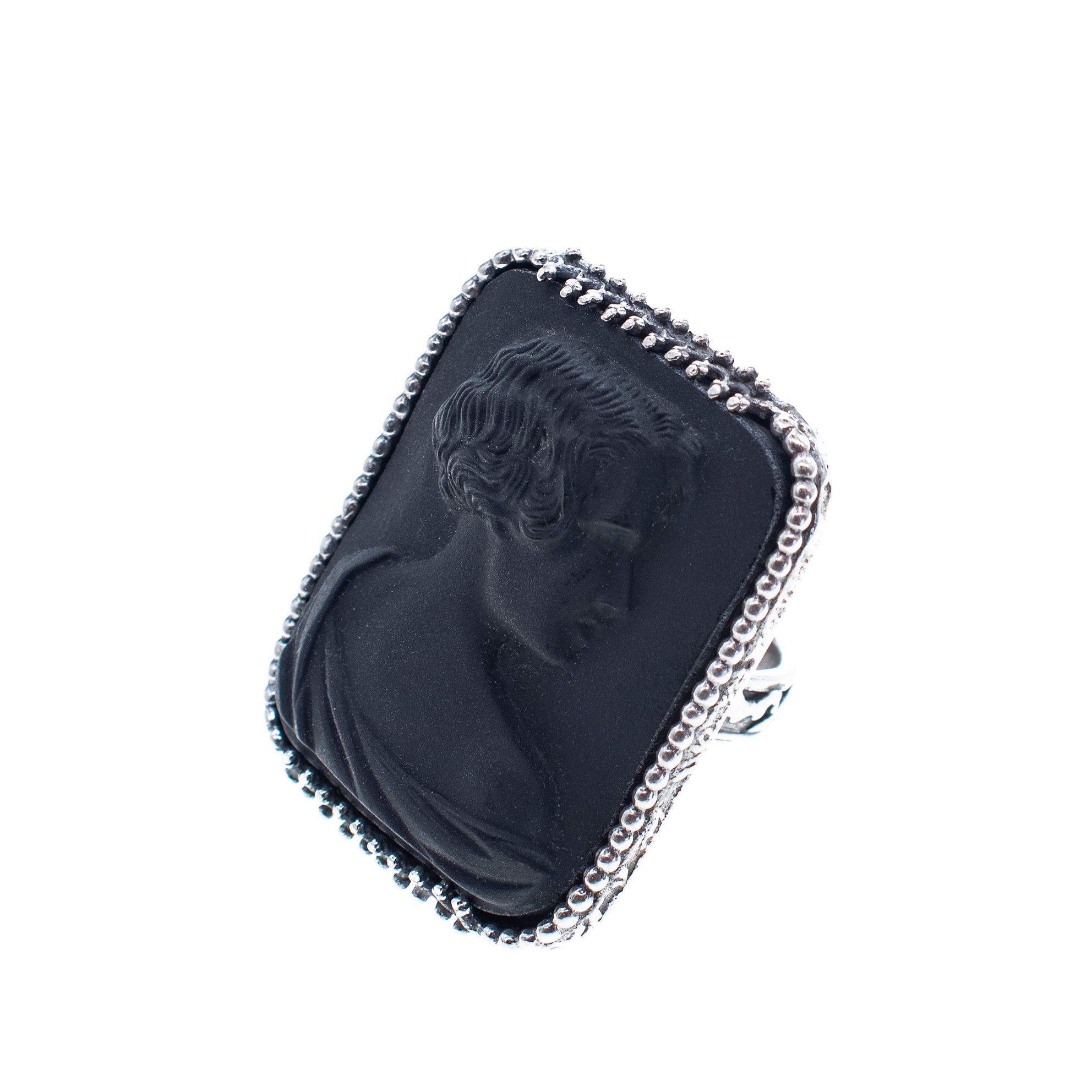 R 25e02B Black Vintage Cameo Ring
