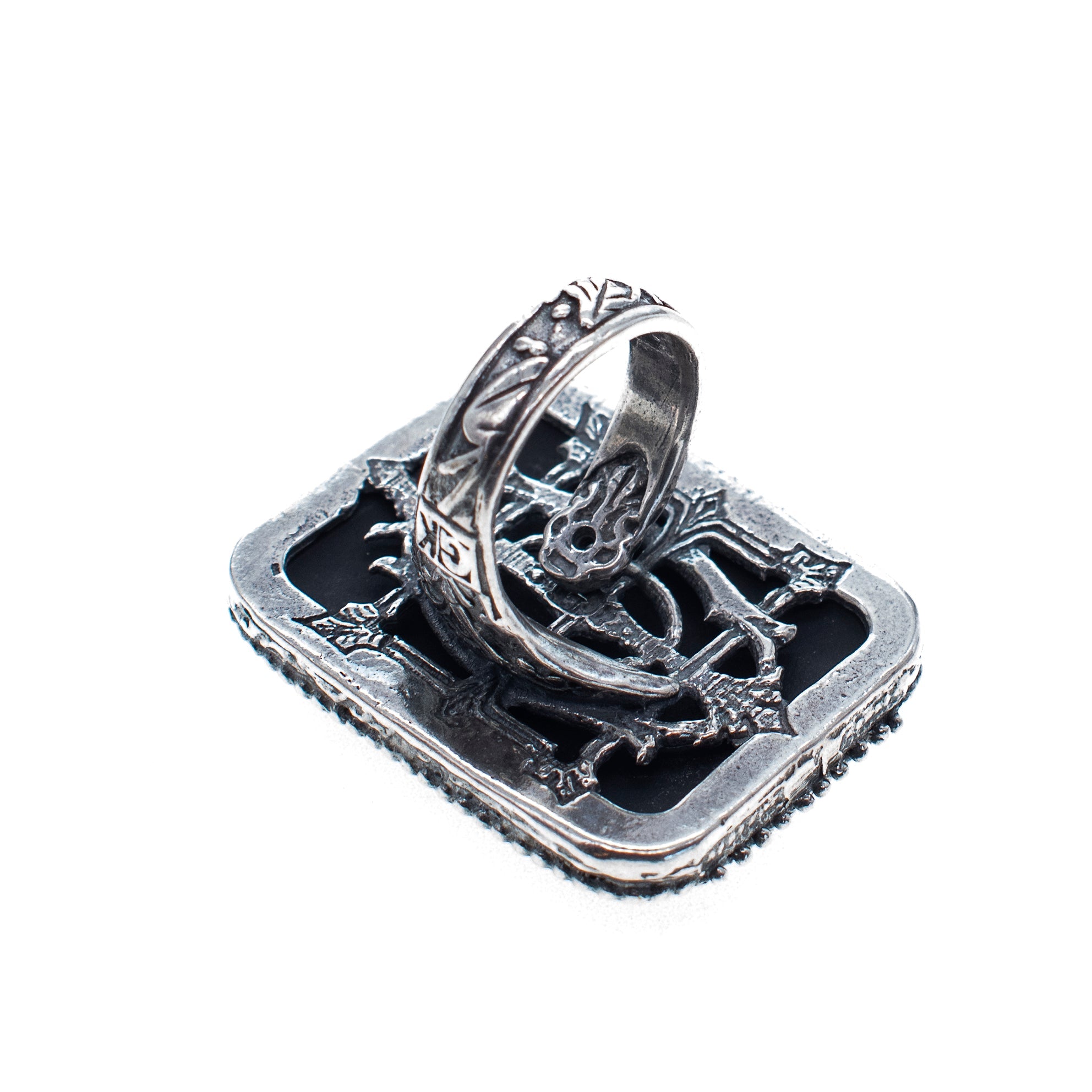 R 25e02A Green Vintage Cameo Ring
