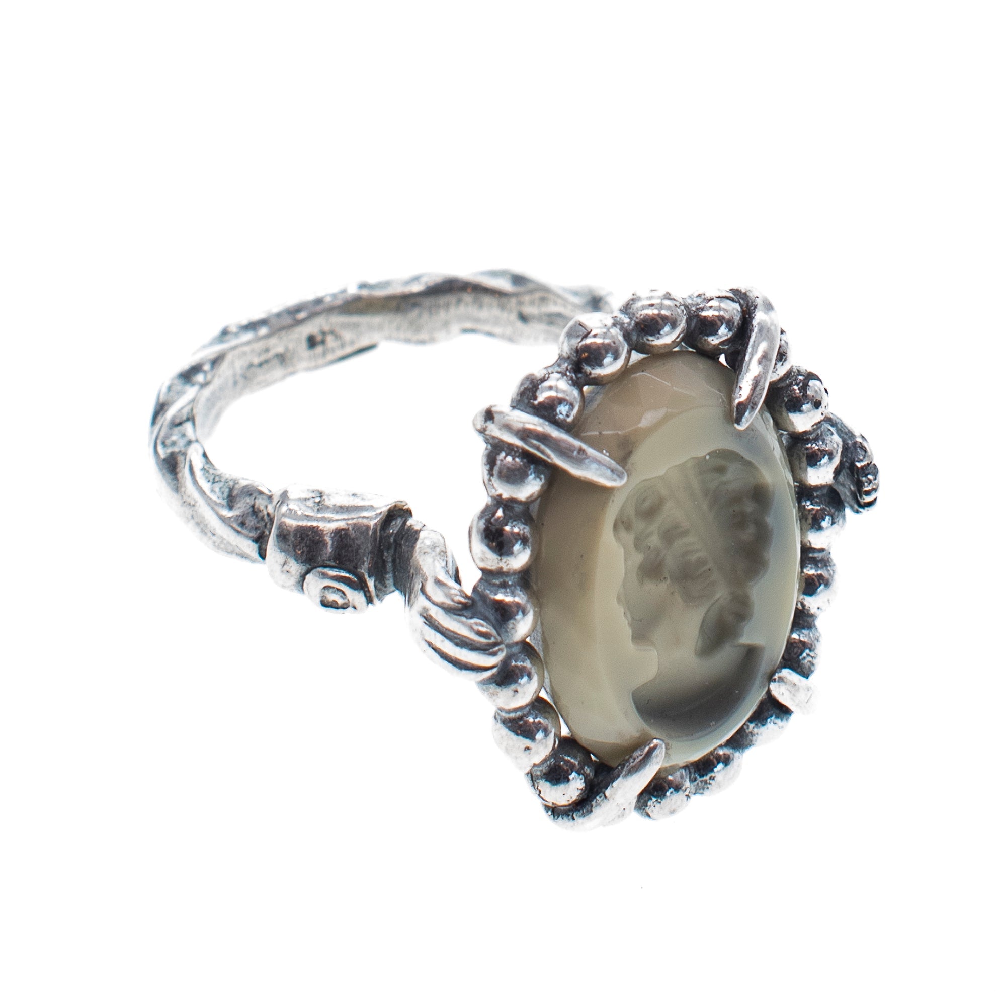 R 25e11 Green oval cameo ring