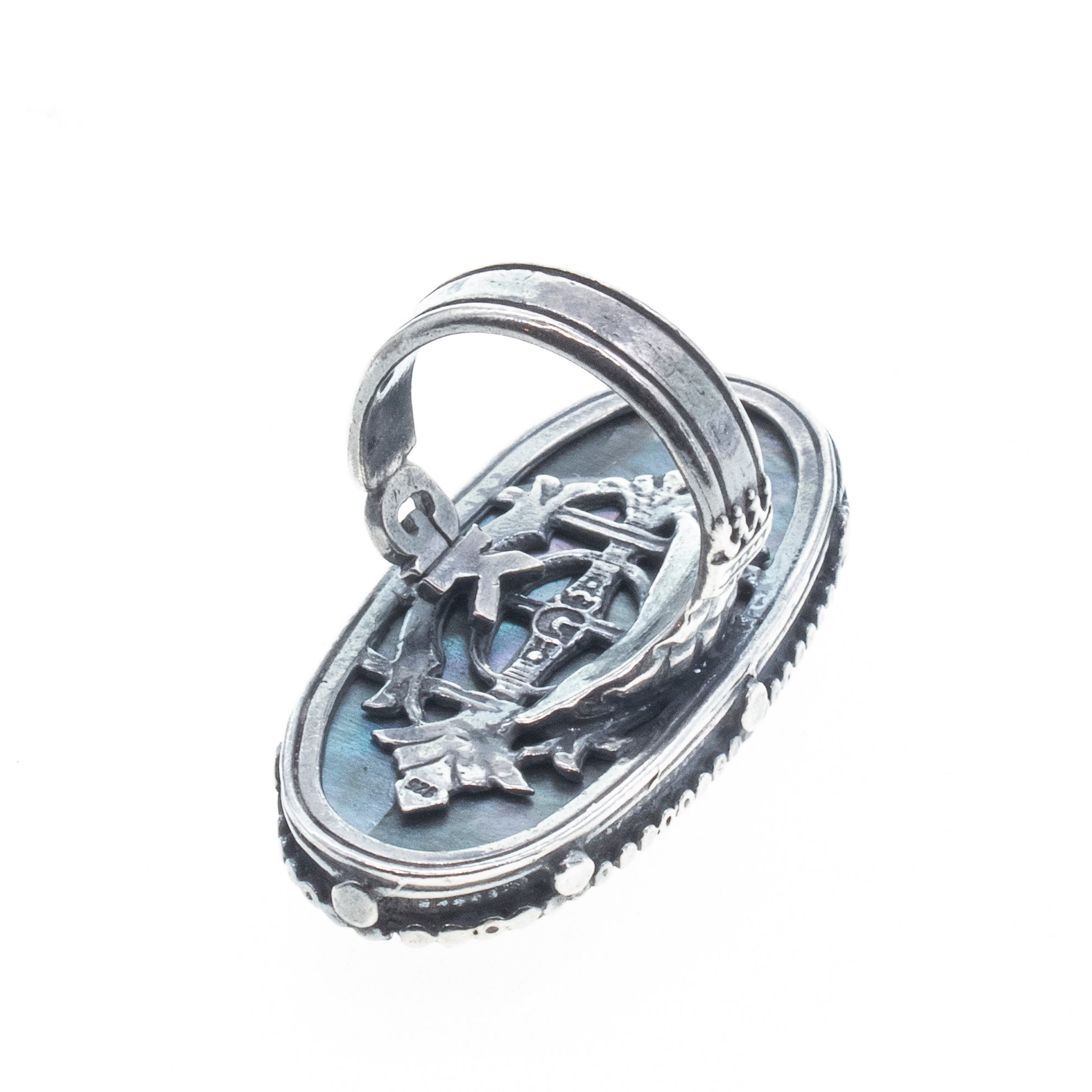 R 26a01 Hippocampus Engraved Statement Ring