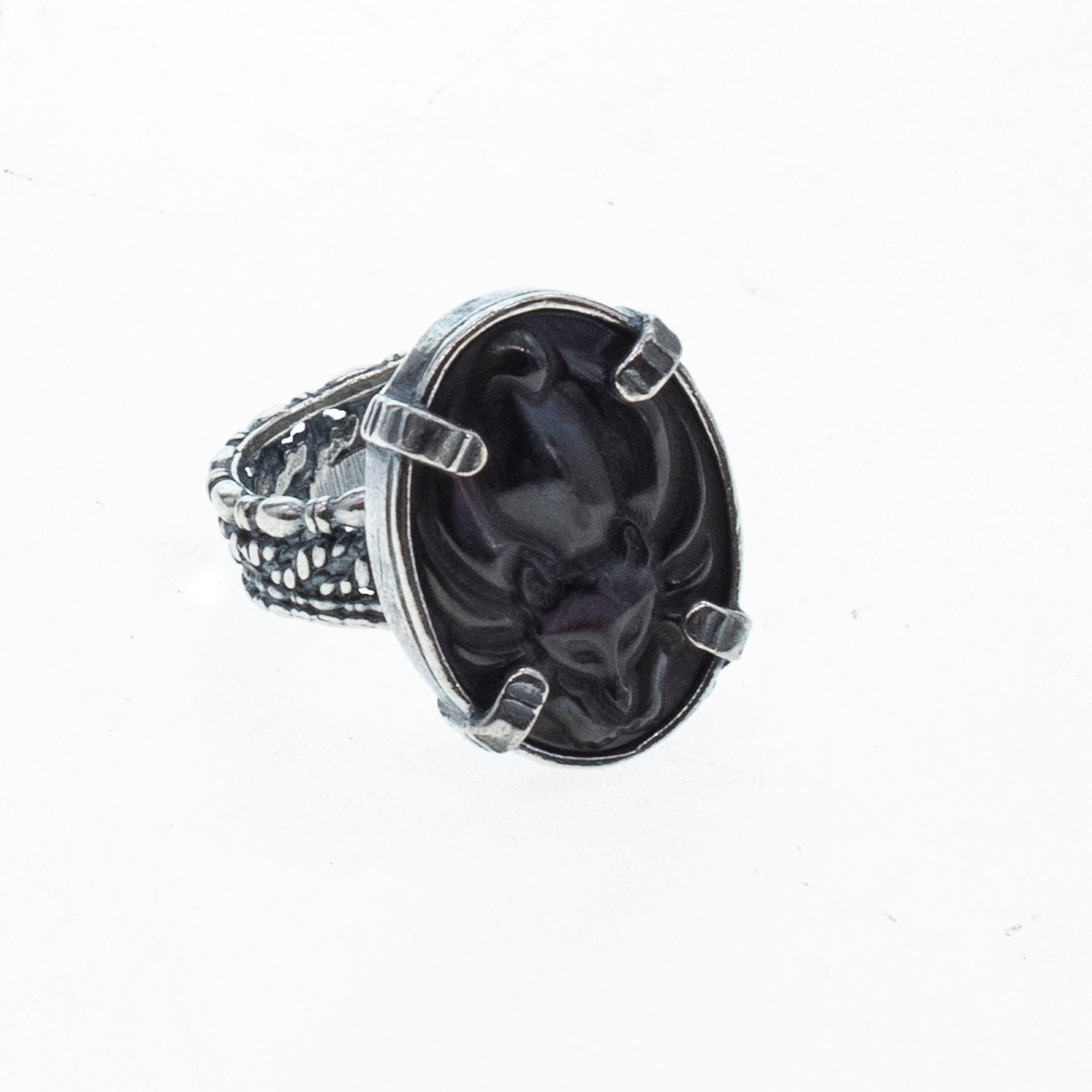 R 26a08B Black mother of pearl Fox Cameo Ring
