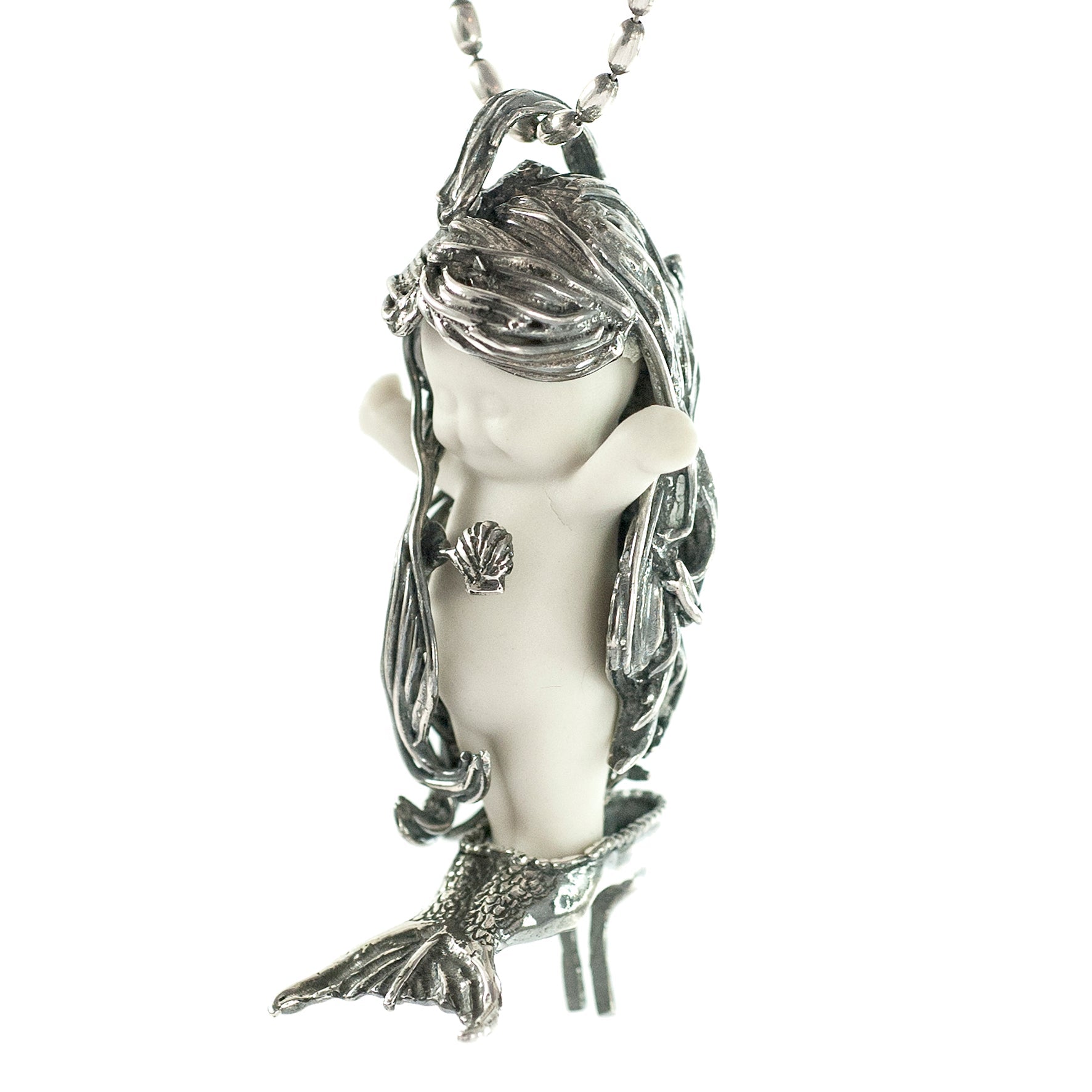 BS29A Happy Baby "Flipper" white and silver Necklace