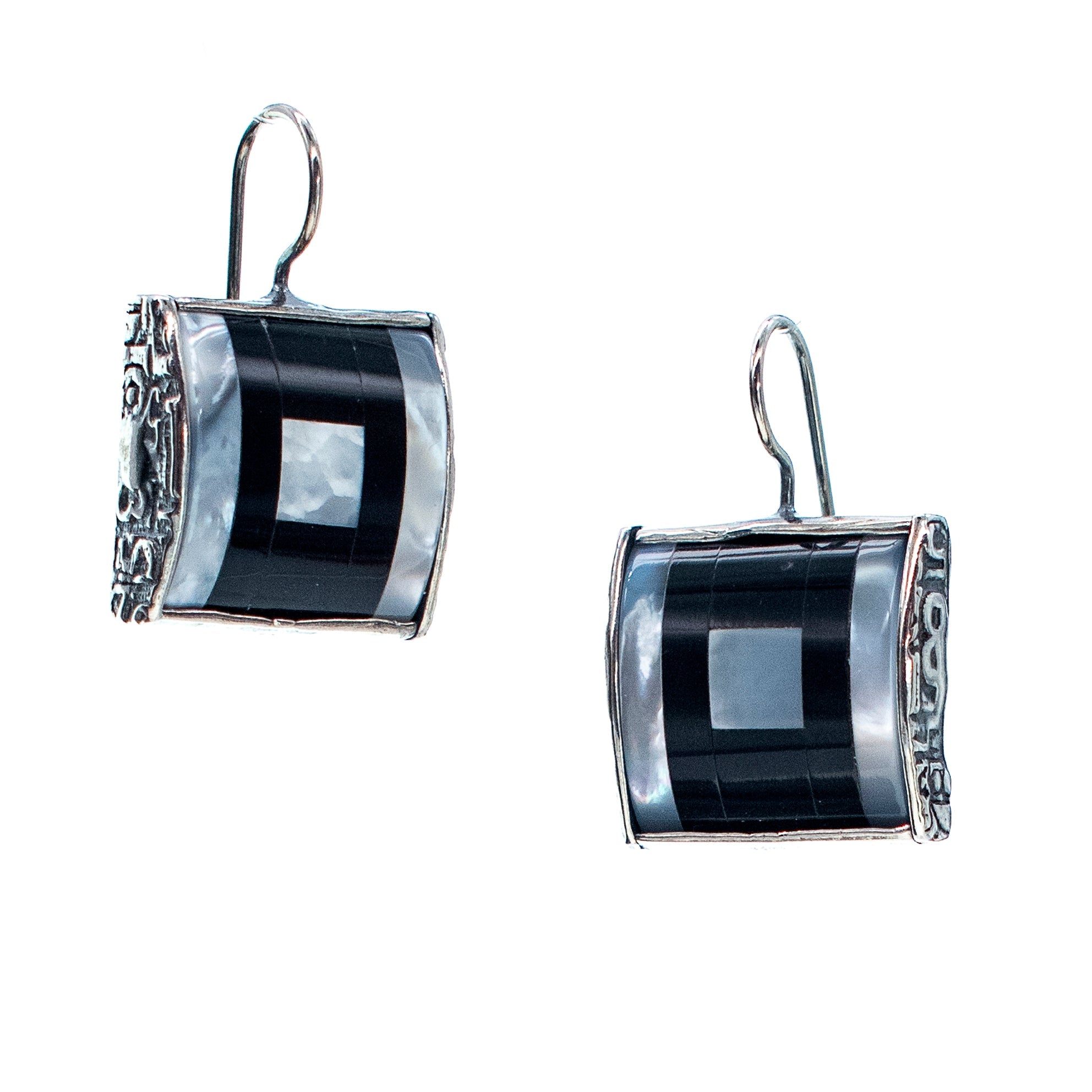 E 25b06 Black and White Geometric Earrings