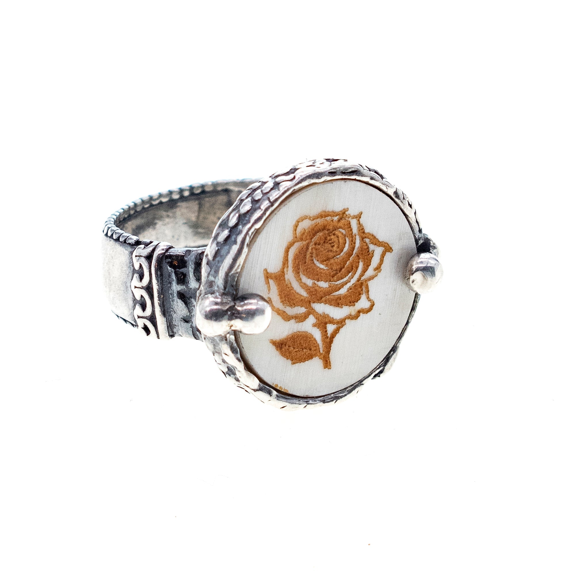 R 25h01A Rose Romance ring