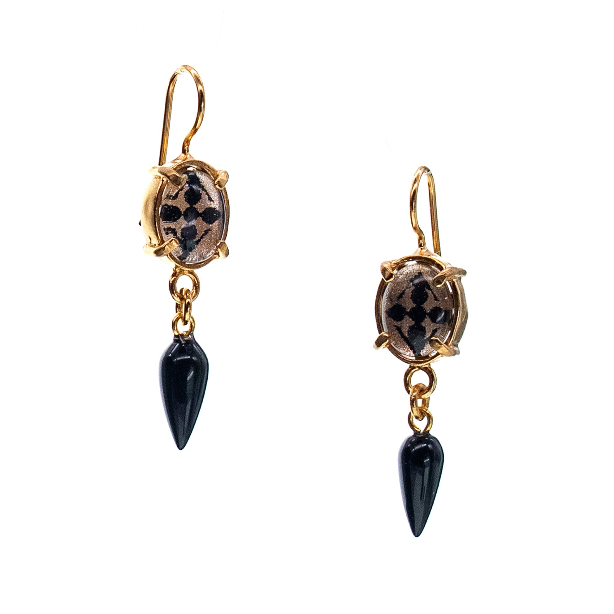 E 25g28B black Intaglio Glass Drop Earrings