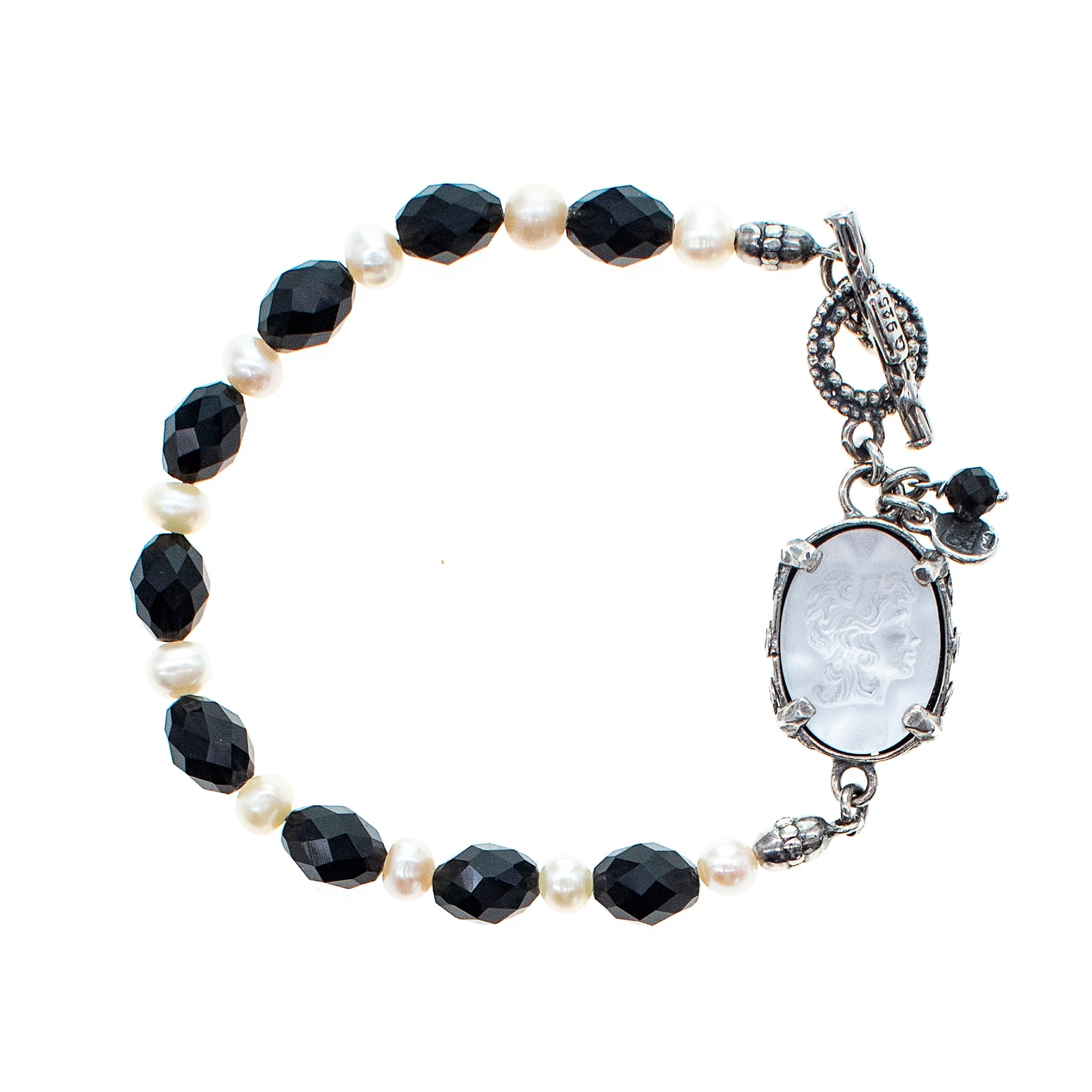 B 25b04 A White Cameo Beaded Bracelet