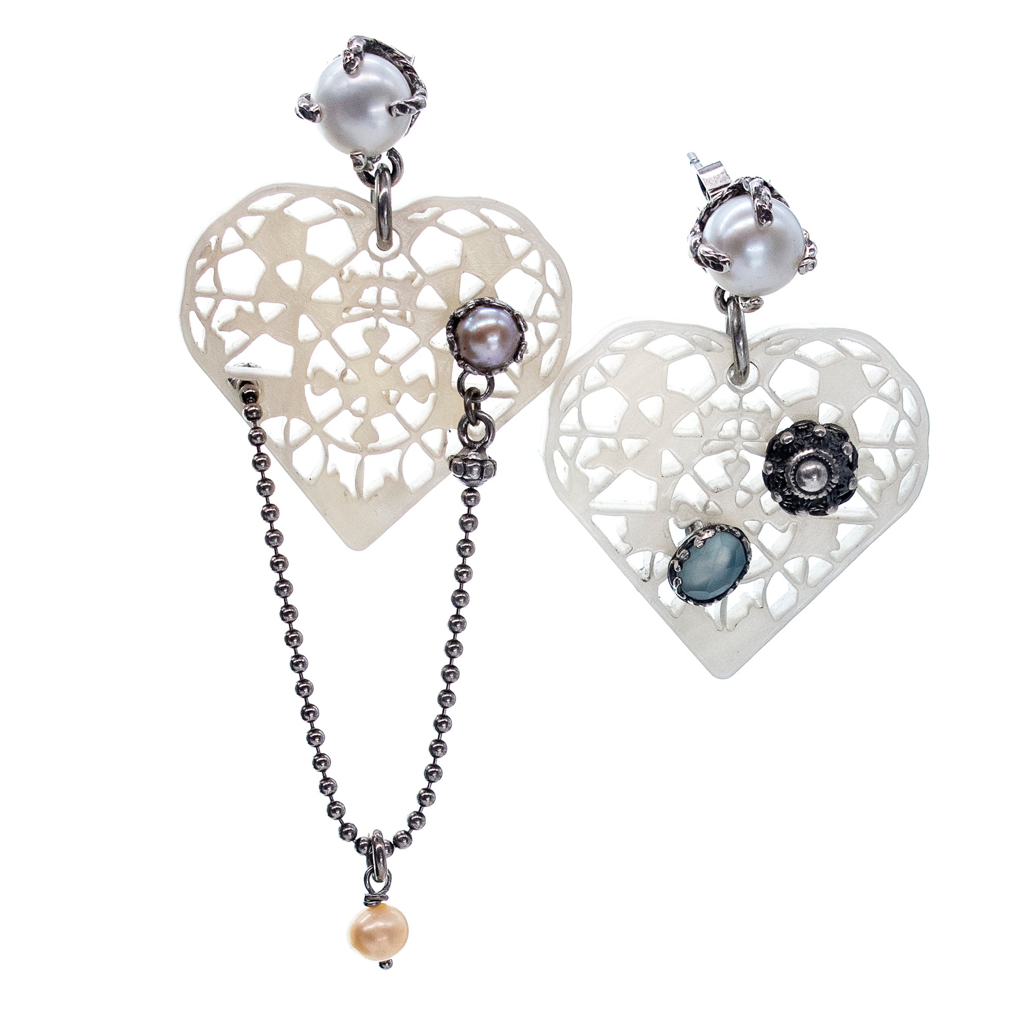 E 25h02A white Heart earrings